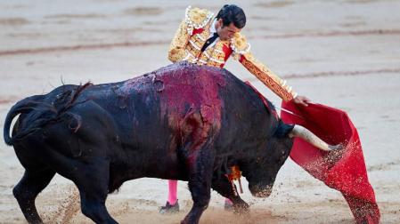 Faena de los toros de la ganadería del Puerto de San Lorenzo para los diestros Emilio de Justo, López Simón y Ginés Marín.