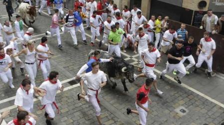 Imágenes del segundo encierro de los sanfermines 2019 protagonizado por toros de Cebada Gago.