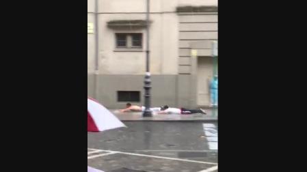 El 'aquaplaning' viral en la acera en un día lluvioso de San Fermín
