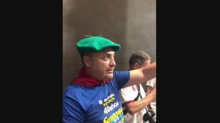 "¡Bienvenido al parque acuático de Pamplona!": el portero viral de la Plaza de Toros