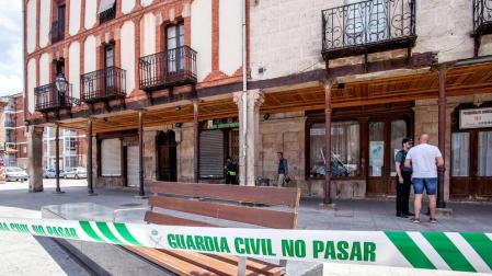 La Guardia Civil trabaja en la vivienda de Salas de los Infantes en la que una mujer de 28 años ha fallecido tras ser apuñalada por su pareja