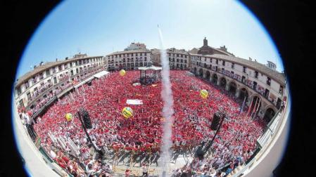 Edurne León, de Ribera Insumisa ,en representación de la entidades feministas Ribera Insumisa y Plataforma 8 de Marzo y Más ha lanzado el cohete
