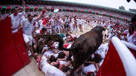 Cada vaquilla que saltó ayer al coso pamplonés tuvo que saltar el montón de los más osados.