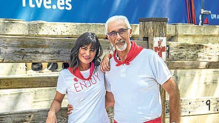 Elena S. Sánchez y Javier Solano, presentadores de 'Vive San Fermín'.