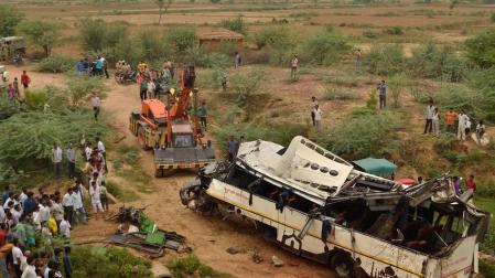 Al menos 29 muertos y 23 heridos al caer un autobús en un canal en la India