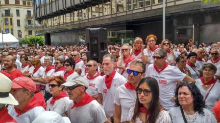 Cientos de personas homenajean a los agredidos en los Sanfermines del 78
