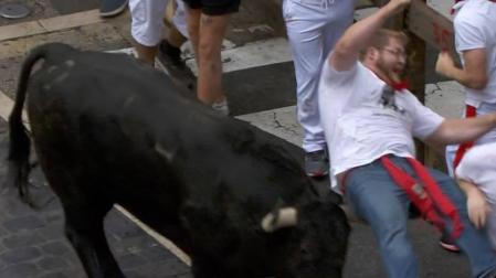 El protagonista de esta primera carrera ha sido 'Pitinesco', un astado negro de 615 kilos, que se ha quedado descolgado en la calle Estafeta y ha corneado a un corredor en el tramo de Telefónica.