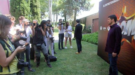 Manu Zapata posa ante los medios de comunicación antes de la rueda de prensa que Los Lobos ofrecieron este martes en la sede de Atresmedia.