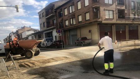 Agua y barro en calles y plazas de San Adrián y Andosilla