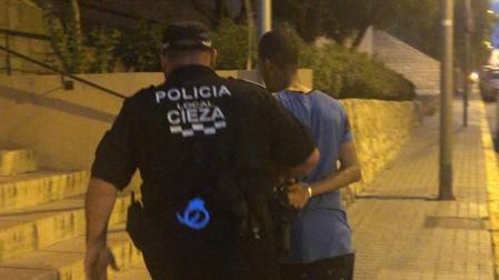 El detenido, acompañado por un agente de la Policía Local Cieza.