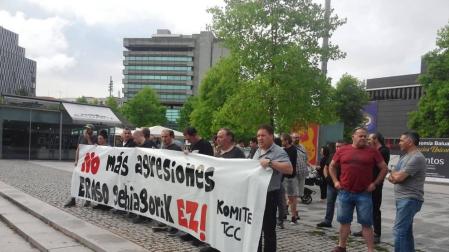 Protesta sindical tras el disparo a una villavesa en Pamplona