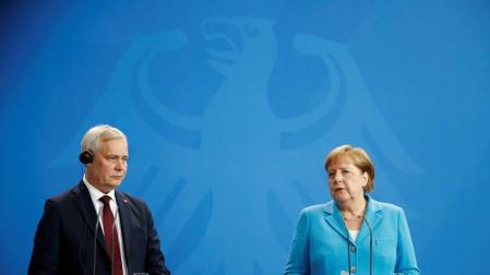 Merkel vuelve a sufrir temblores en un acto oficial