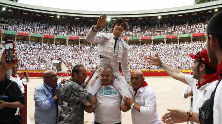 Roca Rey sale por la puerta grande tras cortar tres orejas en la quinta corrida de toros