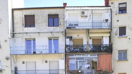 Vista de la fachada trasera del edificio desalojado, el número 24 de Martínez de Espronceda.