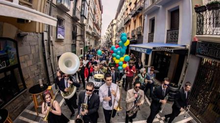 La Iruña Brass Band junto a Craig Klein, en el Festival de Jazz de Vitoria