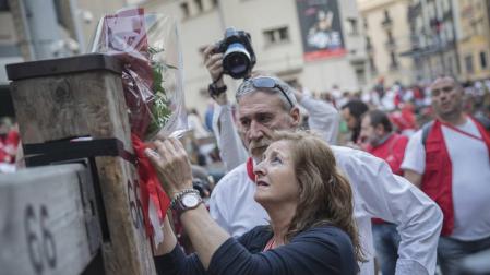 Fotos de los padres de Daniel Jimeno brindando homenaje a su hijo fallecido hace 10 años con un ramo de flores