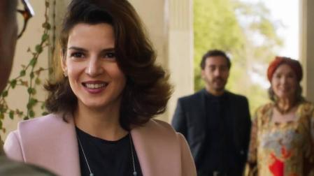 Clara Lago, en los estrenos de cine, junto a la muñeca diabólica Annabelle