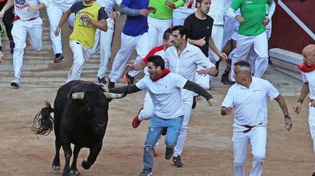 Tres sancionados con 1.000 euros por agarrar a los toros durante el encierro