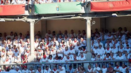 Público asistente a la Plaza de Toros de Pamplona durante la tercera corrida de la Feria del Toro 2019 con la ganadería de José Escolar para los diestros Fernando Robleño, Javier Castaño y Pepe Moral.