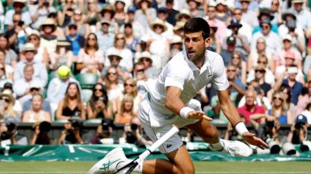 El serbio Novak, defensor del título y número uno del mundo, durante la semifinal de Wimbledon