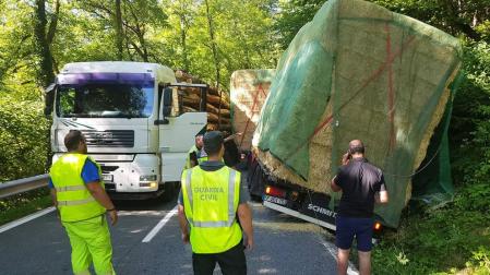 Cortada la NA-135 cerca de Valcarlos por una salida de vía de un camión