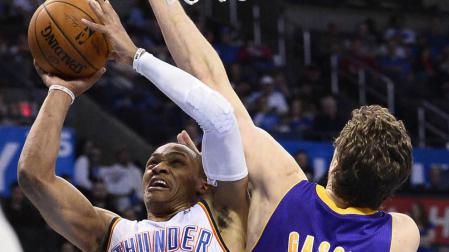 Russell Westbrook, frente a Pau Gasol en 2014.