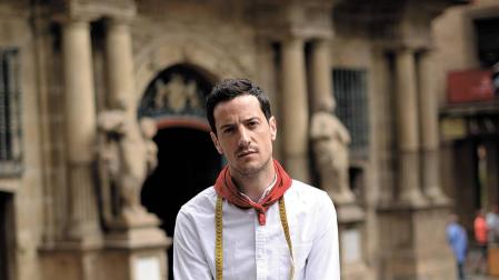 El diseñador Mikel Colás, con la elegancia de quien disfruta de su rincón preferido en San Fermín, la plaza consistorial.