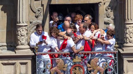 Forcejeo en el chupinazo por intentar colocar la ikurriña en un balcón del Ayuntamiento de Pamplona.