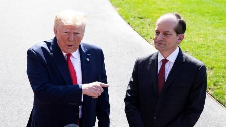 Trump, junto al ya exsecretario de Trabajo Alexander Acosta.