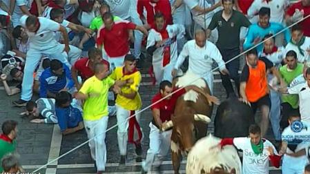 4.000€ por reincidente: un mozo multado por agarrarse a los toros en dos encierros