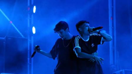 El rap de Ayax y Prok llena los Fueros.