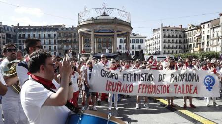 Miles de personas han protestado en la Plaza del Castillo de Pamplona, contra la agresión sexual denunciada en la primera noche de San Fermín.