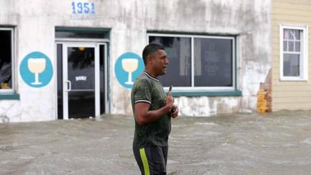 Aunque reducida de huracán a tormenta tropical, las autoridades alertan de extremar las precauciones por el riesgo de inundaciones.