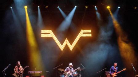Weezer tira de clásicos para animar la última noche del Bilbao BBK Live