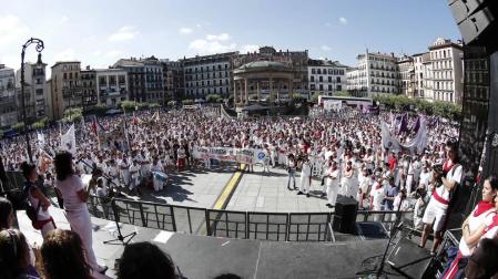 Miles de personas han protestado en la Plaza del Castillo de Pamplona, contra la agresión sexual denunciada en la primera noche de San Fermín.