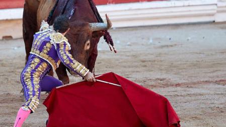 Imágenes de la corrida en la plaza de toros de Pamplona con reses de la ganadería de Miura para los diestros Rafaelillo, Octavio Chacón y Juan Leal.