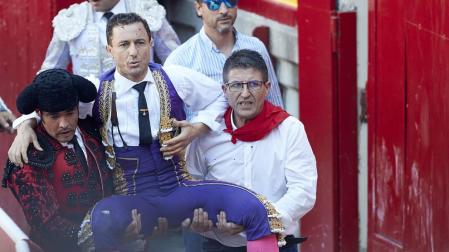El torero ha sido atendido en la enfermería de la plaza de "una cornada envainada en el hemitórax izquierdo y múltiples fracturas costales"