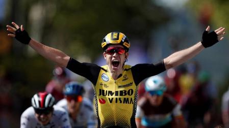 Van Aert, del Jumbo, cruza victorioso la meta de Albi.