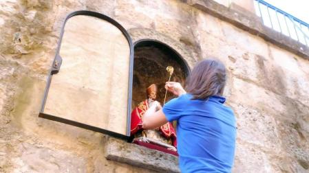 La habitual imagen de San Fermín regresa a la hornacina de la cuesta de Santo Domingo