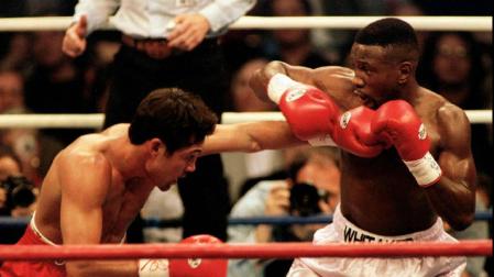 Oscar De La Hoya (izquierda) lanza un golpe en el cuerpo de Pernell Whitaker durante su pelea por el Campeonato WBC de peso welter en Las Vegas, el 12 de abril de 1997.