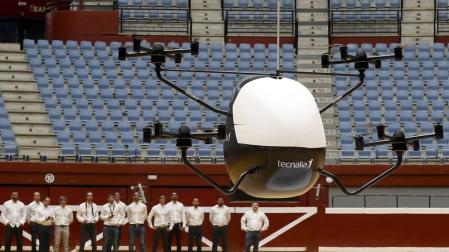 El aerotaxi, sobrevolando la arena de la plaza de toros de San Sebastián.