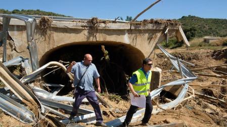 Un trabajador de la Confederación Hidrográfica del Ebro y un vecino de Sansoáin, Alfredo Recalde, comprueban este puente que tenía tres ojos y unía el pueblo con la NA-5163.