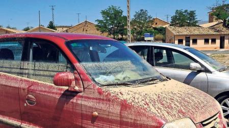 Uno de los coches dañados por la riada en el que puede verse la marca del nivel que alcanzó el agua