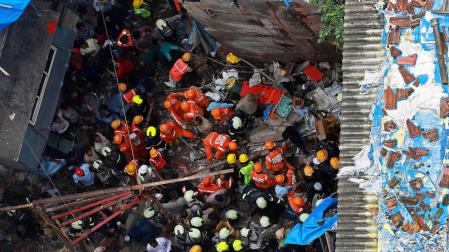 Dos personas muertas y más de 40 atrapadas al caerse un edificio centenario en Bombay