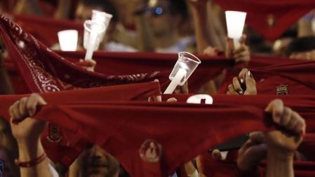 Miles de personas se han reunido este domingo a medianoche en la plaza Consistorial de Pamplona y sus alrededores para despedir los Sanfermines de 2019 con el tradicional 'Pobre de mí'.
