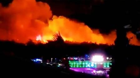 Un incendio forestal obliga a evacuar 10.000 personas de un festival de música en la isla croata de Pag