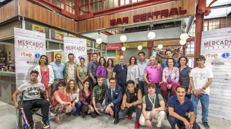 Foto de familia de todo el reparto de 'Mercado Central'