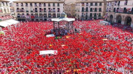 Edurne León, de Ribera Insumisa ,en representación de la entidades feministas Ribera Insumisa y Plataforma 8 de Marzo y Más ha lanzado el cohete