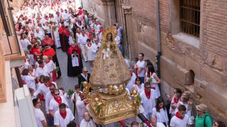 PROCESIÓN DE SANTA ANA 2018. La imagen de Santa Ana a su paso por la calle Portal, enfilando ya su paseo por el Casco Viejo de Tudela el día de su festividad.