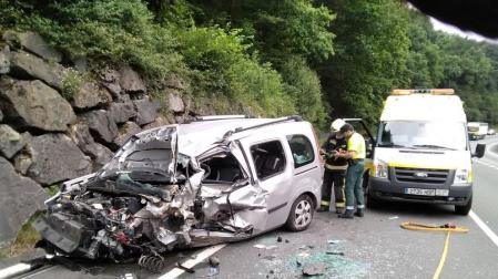 Cuatro heridos leves en un accidente de tráfico en la N-121